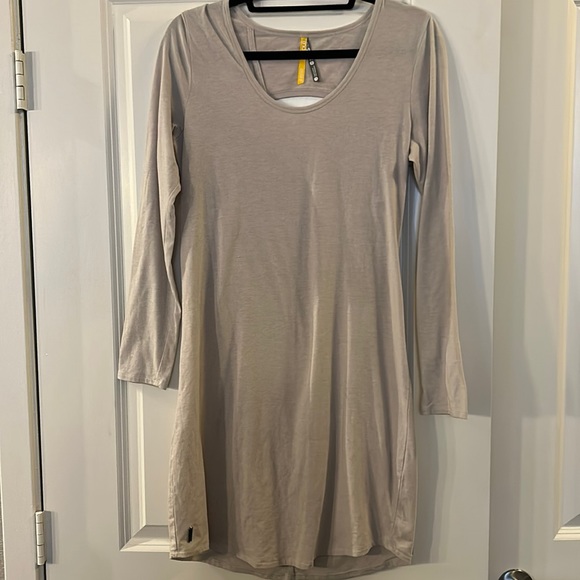 NWOT SWEET TSHIRT DRESS WITH A CUTE BACK - Picture 1 of 4